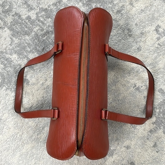 Louis Vuitton Epi Soufflot Kenyan Fawn Brownish Burnt Red Round Baguette - Picture 15 of 17